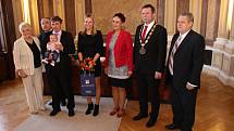 V obřadní síni uherskohradišťské radnice předal starosta Stanislav Blaha při slavnostním ceremoniálu poukaz na deset tisíc korun rodičům Romanovi Zálešákovi a Jitce Mikušové, kterým se narodil první občánek města v roce 2017 Lukáš Zálešák.