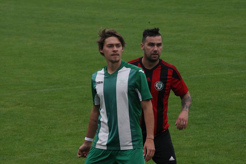 Fotbalisté Zlechova (červenočerné dresy) v 6. kole I. B třídy skupiny C zdolali Ostrožskou Novou Ves 1:0.