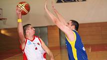 Basketbalisté TJ Spartak Uherský Brod (v bíločerveném) porazili Holice 83:66.