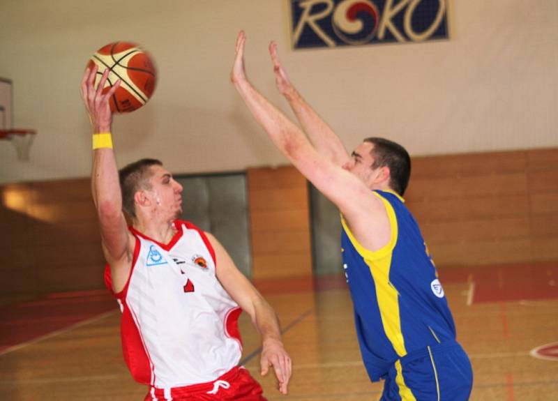 Basketbalisté TJ Spartak Uherský Brod (v bíločerveném) porazili Holice 83:66.