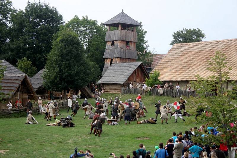 VÍKEND V HRADISKU. Členové historických skupin z Česka, Slovenska a Polska ukázali lidem, jak se žilo a pracovalo na Velké Moravě.