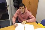 Osmnáctiletý rodák z Dolního Němčí David Jurásek podepsal ve Zbrojovce Brno první profesionální smlouvu.