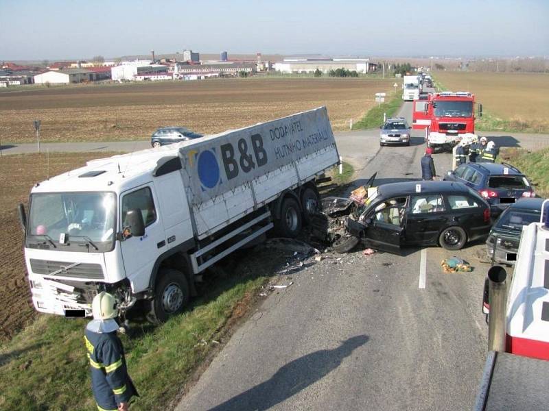 3. dubna v 8:39 došlo na křižovatce u Ostrožské Lhoty k vážné dopravní nedodě 3 osobních vozů a jednoho nákladního.