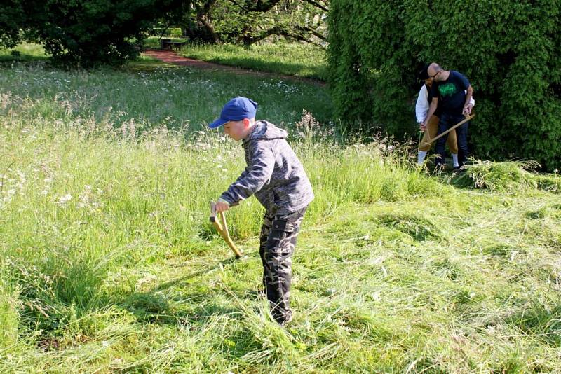 Zámecká louka v Buchlovicích ožila v neděli už pojednadvacáté stovkami zpěváků, muzikantů, sekáčů a diváků.