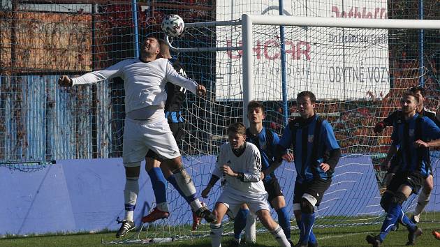 Fotbalisté Kunovic (bílé dresy) v posledním domácím zápase letošního roku podlehli Šumicím 1:3.