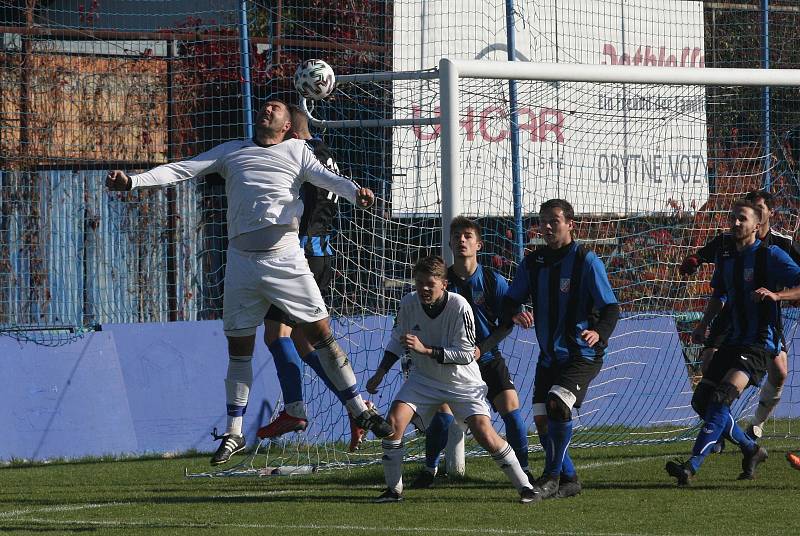 Fotbalisté Kunovic (bílé dresy) v posledním domácím zápase letošního roku podlehli Šumicím 1:3.