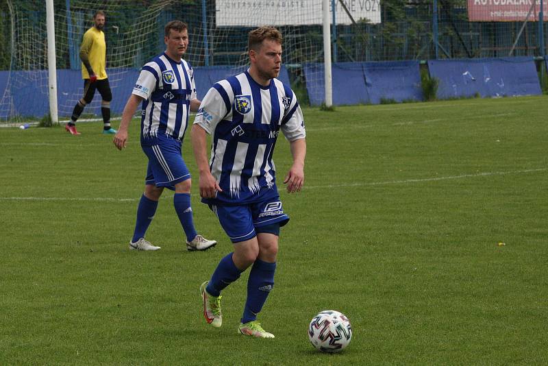 Fotbalisté Kunovic (bílé dresy) ve 21. kola krajské I. A třídy skupiny B podlehli Nedachlebicím 3:5.