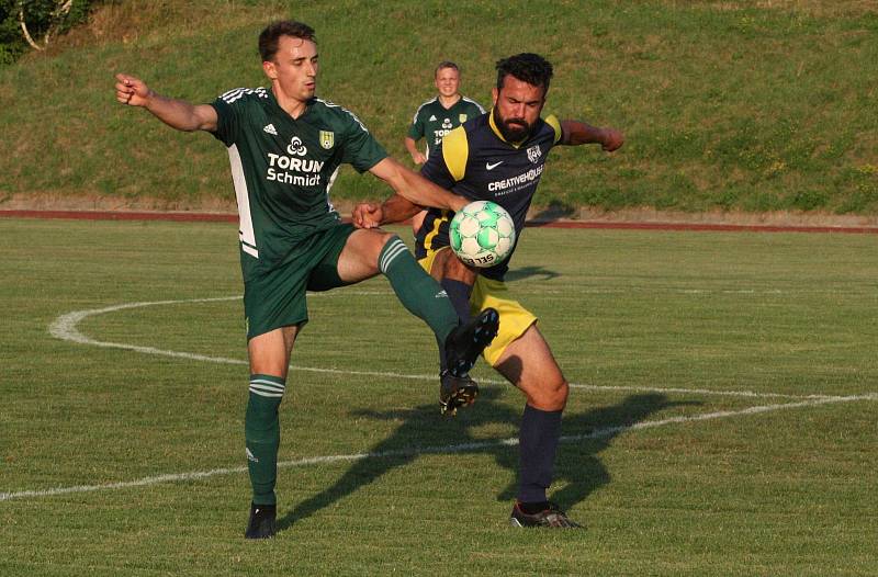 Fotbalisté Prakšic (modrožluté dresy) v I. kole krajského poháru Zlínska podlehli favorizované Nivnici 0:3.