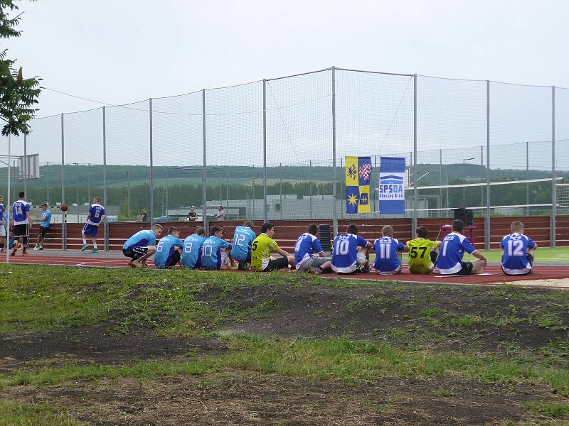 Ve Slováckých strojírnách vyrostlo nové sportovní hřiště. Studenti tam můžou hrát i plážový fotbal