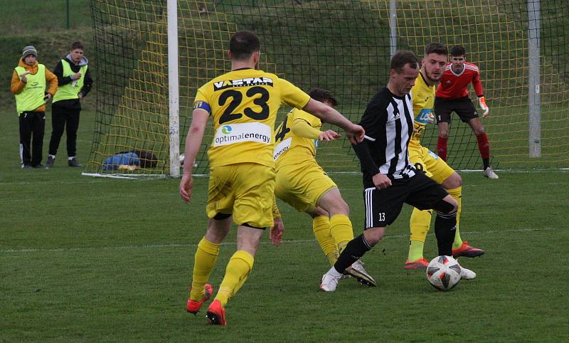 Fotbalisté Strání (žluté dresy) v sobotním souboji nejhorších týmů divize E doma prohráli s Holešovem 1:2.