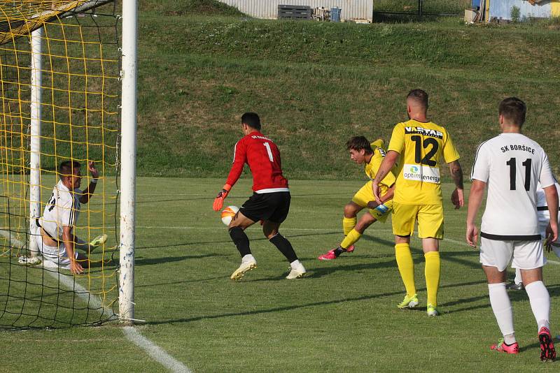 Fotbalisté divizního Strání (žluté barvy) v pátečním přípravném zápase deklasovali Boršice 8:0.