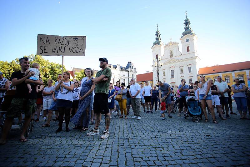 Demonstrace za nezávislou justici a proti vládě Andreje Babiše na Masarykově náměstí v Uherském Hradišti - 11. 6. 2019