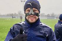 Kapitán fotbalistů Slovácka Michal Kadlec kvůli zlomenému nosu trénuje se speciální karbonovou maskou.