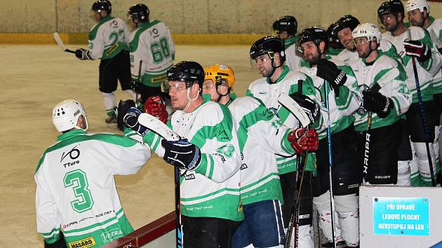 V semifinále playoff Okresní hokejové ligy Uherskohradišťska se v Uh. Hradišti utkaly domácí celek Shooters a Panthers Hodonín. Domácí (v bílém) vyhráli 5:4.