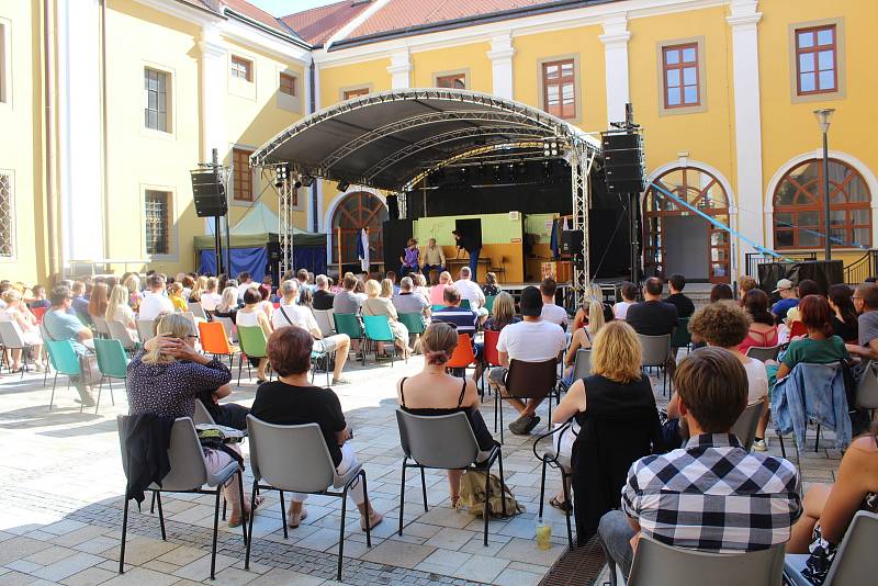 Divadlo pecka zahrálo na Kolejním nádvoří v Uherském Hradišti retro komedii Normální debil 2.