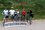 Na kole deštivými vinohrady se vydala také skupinka cyklistů z Ostrožské Lhoty.