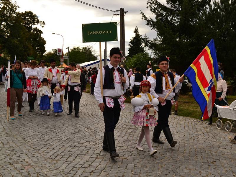 Krojovaný průvod obcí odstartoval ve Vinohradské ulici a cíl měl na Masarykově náměstí v Uherském Hradišti.