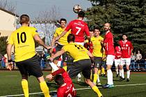 Fotbalisté Uherského Brodu (v červených dresech) v 17. kole Fortuna MSFL remizovali s Kroměříží 1:1.
