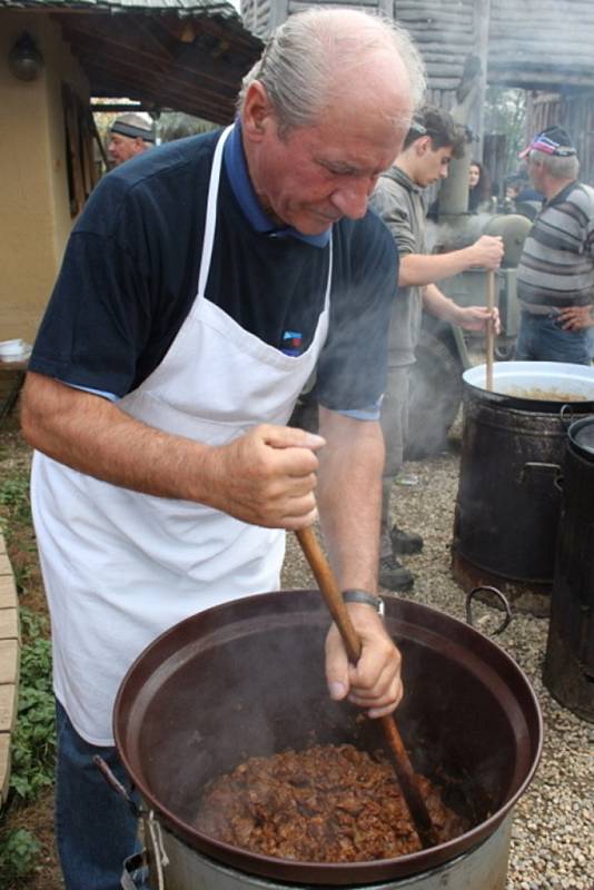 Speciality z pašíků, košt pálenek a dobrá zábava přilákaly v sobotu do skanzenu 800 návštěvníků.