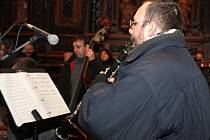 V DUCHU VÁNOC. Velehradskou bazilikou zněly v nedělním podvečeru vánoční písně v podání cimbálové muziky Cifra a pěveckého sboru Viva la musica z hradišťského gymnázia. 