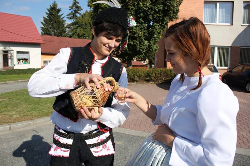 TRAPLICKÉ HODOVÁNÍ. V soukolí kolotoče hodové tradice na Slovácku se o víkendu ocitly i Traplice, které v neděli vyvrcholily obchůzkou s právy po dědině.