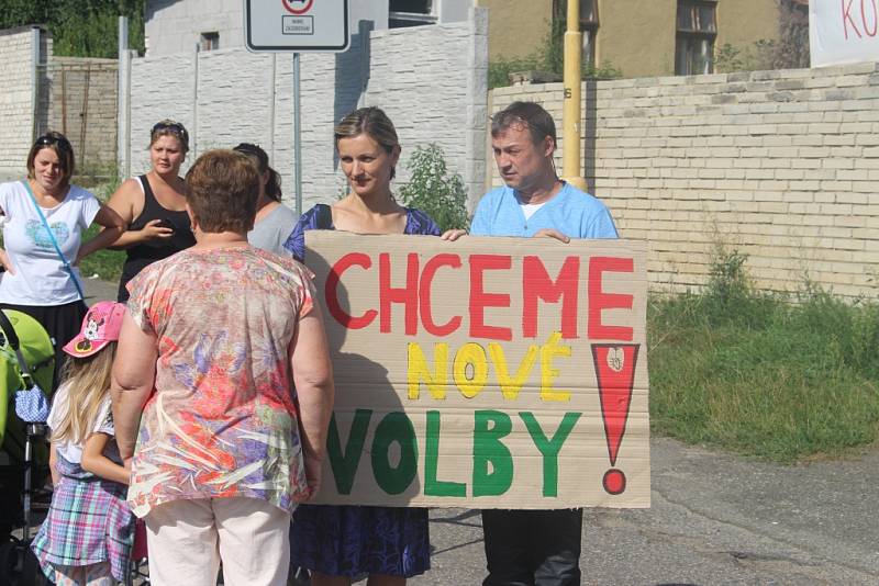 Za zastupiteli do Podolí přijel také senátor Ivo Valenta, aby jim sdělil své znepokojení z odvolání Jany Rýpalové. Před obecním úřadem se sešli její podporovatelé s transparenty.