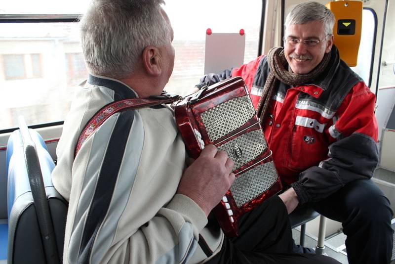 Po loňském premiérovém ročníku vyjel na etnografickou expedici po obcích v regionu i letos takzvaný fašankový autobus.  