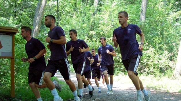 Fotbalisté 1. FC Slovácko zahájili přípravu na novou sezonu výběhem v Kunovském lese.