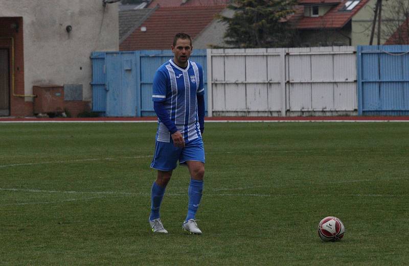 Fotbalisté Hluku (modrobílé dresy) v 16. kole I. A třídy skupiny B přehráli sousední Kunovice 3:1.