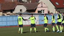 Fotbalisté Hluku (fosforové dresy) v dohrávce 10. kola krajské I. A třídy skupiny B deklasovali Bojkovice 8:1.