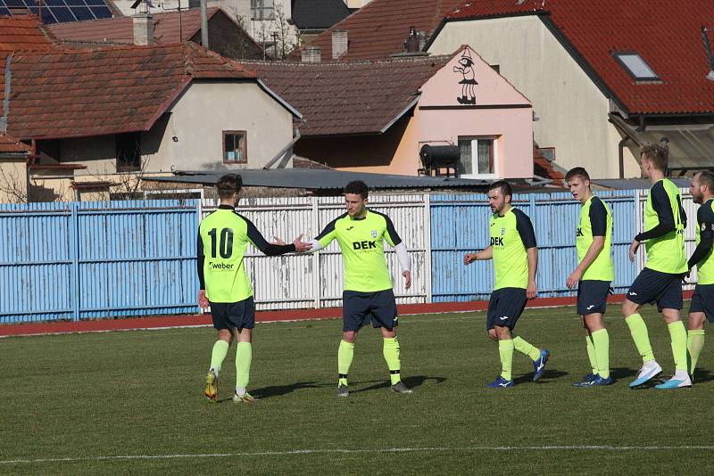 Fotbalisté Hluku (fosforové dresy) v dohrávce 10. kola krajské I. A třídy skupiny B deklasovali Bojkovice 8:1.