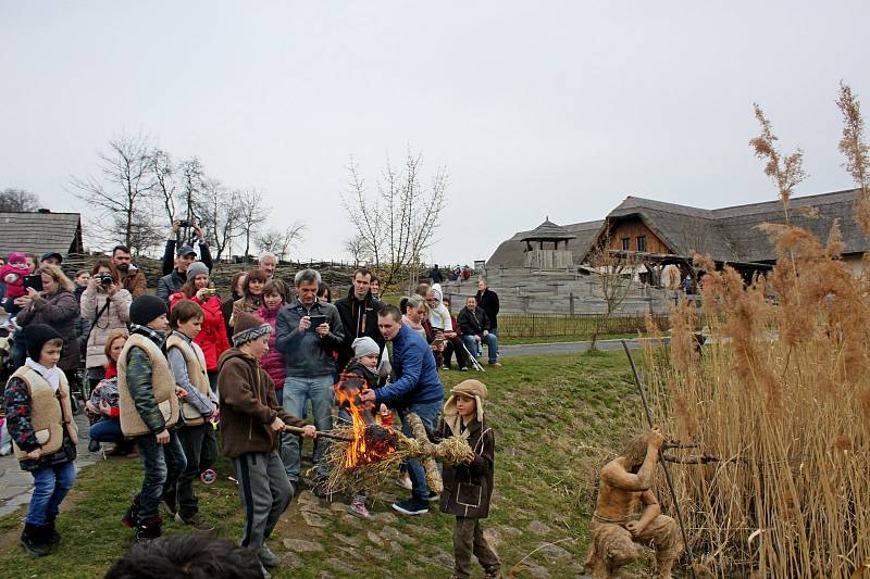 Starodávný zvyk vynášení Morany a vítání jara udržují na Modré už sedmadvacet let.