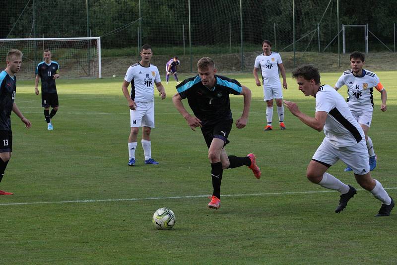 Fotbalisté vedoucích Osvětiman (tmavé dresy) v sobotu doma podlehli třetím Bojkovicím 2:4.