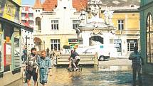 Povodeň v červenci 1997 v Uherském Hradišti. Prostřední ulice, morový sloup na Mariánském náměstí.