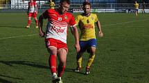 Fotbalisté Starého Města (žluté dresy) v 8. kole I. B třídy skupiny C přetlačili Slavkov 2:1.