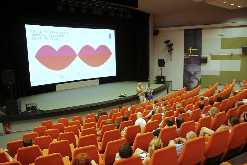 Festival Letní filmová škola Uherské Hradiště 2019 Diváci čekají na projekci filmu UličníciFRANÇOIS TRUFFAUT / FRANCIE 1957 /v kině Hvězda