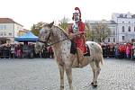 U žehnání svatomartinských vín na Masarykově náměstí v Uherském Hradišti P. Josefem Říhou nechyběl doprovodný folklorní program, ani ochutnávka ve velkokapacitním stanu.