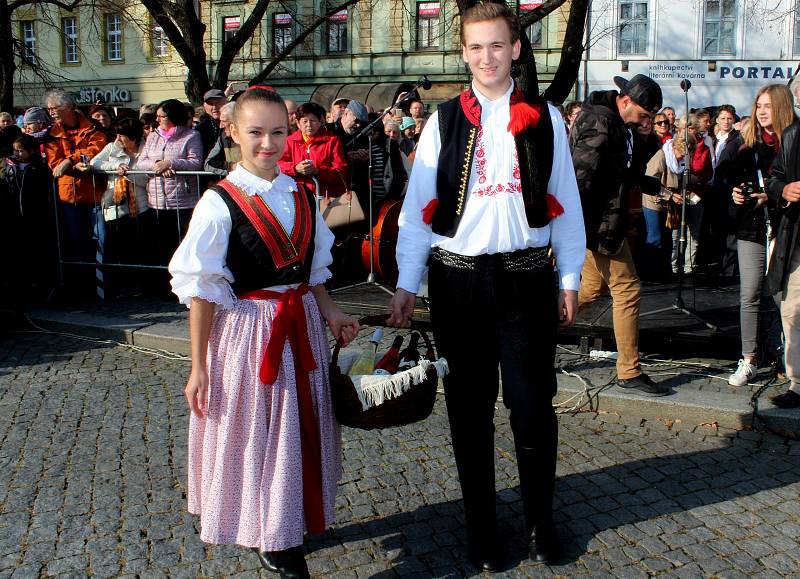 Masarykovo náměstí v Uherském hradišti se zaplnilo lidmi, vínoznalci, vinaři i hradišťským farářem Josefem Říhou, který přede všemi, i před sv. Martinem na koni požehnal letošním svatomartinským vínům.