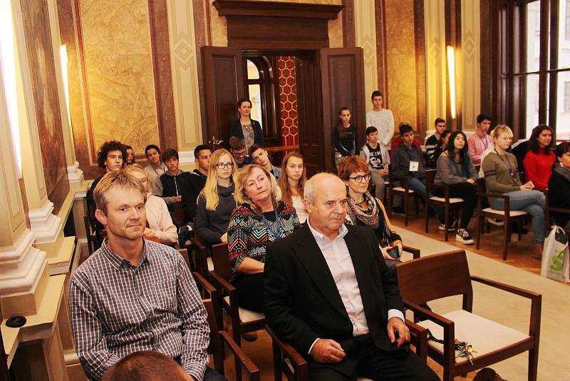 Účastníci projektu Internet: Under my skin z programu Erasmus+, který hostí uherskohradišťské gymnázium, zavítali ve čtvrtek 9. listopadu na radnici, kde je přijal starosta města Stanislav Blaha.