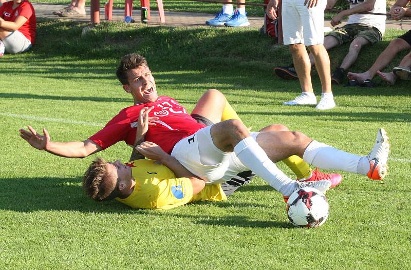 Fotbalisté Uherského Brodu (v červených dresech) v 1. kole MSFL doma hráli s Kroměříží bez branek.