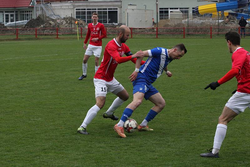 Fotbalisté Uherského Brodu (červené dresy) hráli v sobotu dopoledne s Frýdkem-Místkem bez branek.