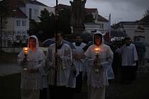 Uherskobrodskou Růžencovou pouť ozdobil i letos průvod se svícemi od farního do klášterního kostela.