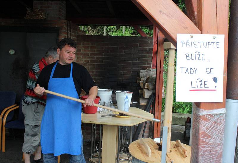 Zadrncat si kotulkou při vaření trnek si mohli dospělí děti.