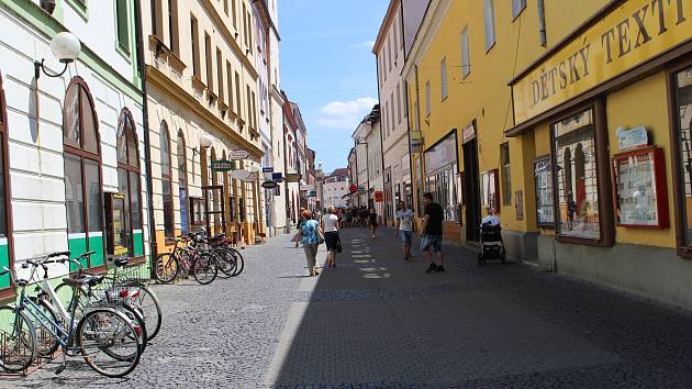 Do 30. června mají zmizet vývěsky z Prostřední ulice v Uherském Hradišti.