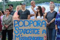 Davy místních obyvatel v Podolí se shromáždily i s transparenty na demonstraci proti odvolání starostky Jany Rýpalové.