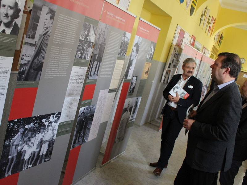 Vernisáž výstavy Valkýra v prostorách Základní školy UNESCO navštívili i čelní představitelé města se starostou Uherského Hradiště Stanislavem Blahou.