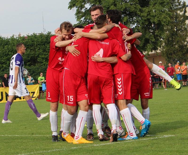 Fotbalisté Uherského Brodu (v červeném).