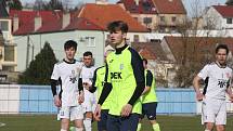 Fotbalisté Hluku (fosforové dresy) v dohrávce 10. kola krajské I. A třídy skupiny B deklasovali Bojkovice 8:1.