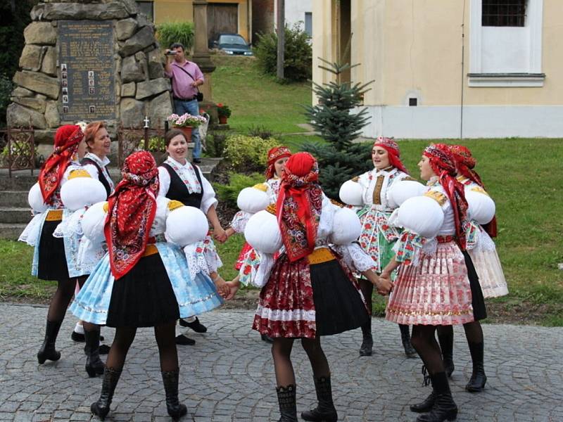 Jankovická hodová chasa vyrazí v sobotu odpoledne pro své vládce. Po povolení hodů položí starosta obce kytici k památníku padlých.