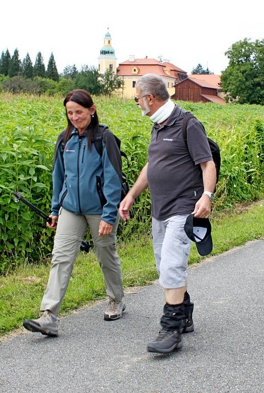 MORAVSKÁ COMPOSTELA. Z Velehradu se vydali v pátek po obědě věřící poutníci na 110 kilometrů dlouhou trasu přes Hostýn na Svatý Kopeček.